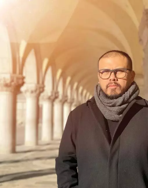 gaya joko anwar saat sunset Instagram