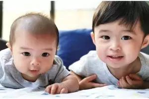 10 Potret lucu Raphael dan Mikha, putra Sandra Dewi yang gemesin