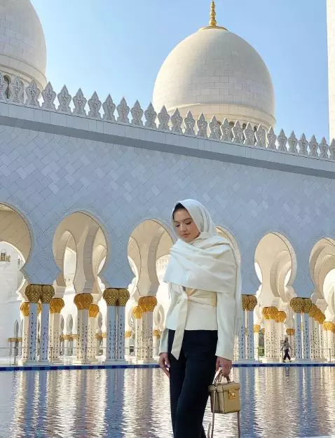 raline shah pakai hijab  Instagram