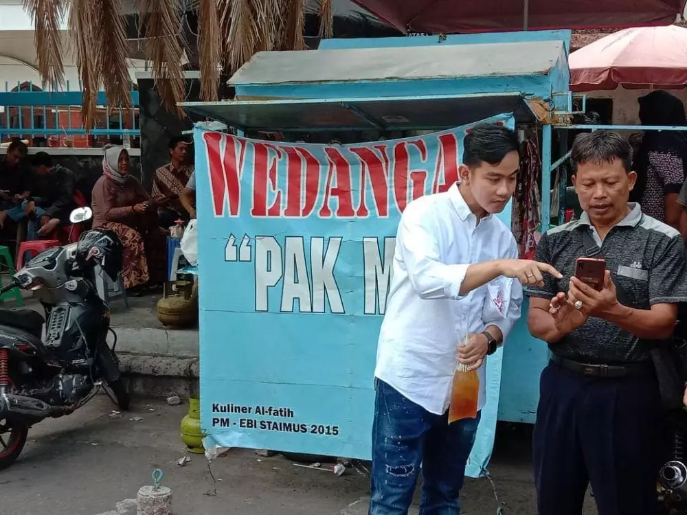 Gibran beli es teh plastik curi perhatian © 2019 instagram.com