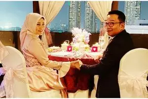 Momen makan malam Ridwan Kamil dan istri ini bikin baper
