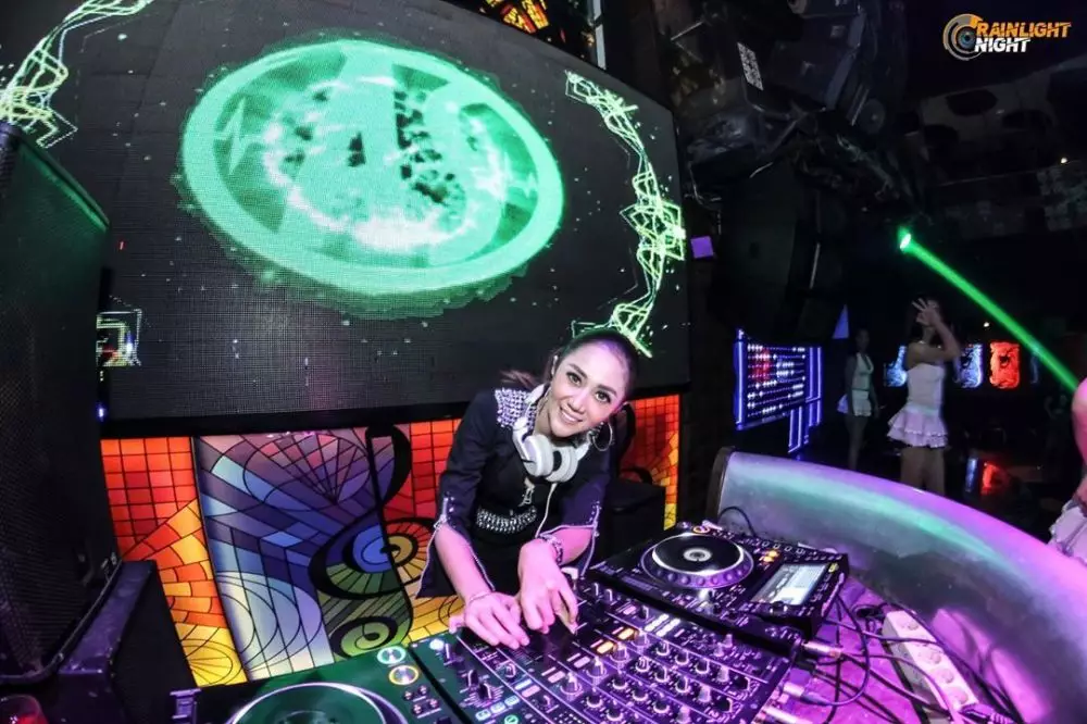 gaya Aida Saskia saat nge-DJ © 2019 instagram.com