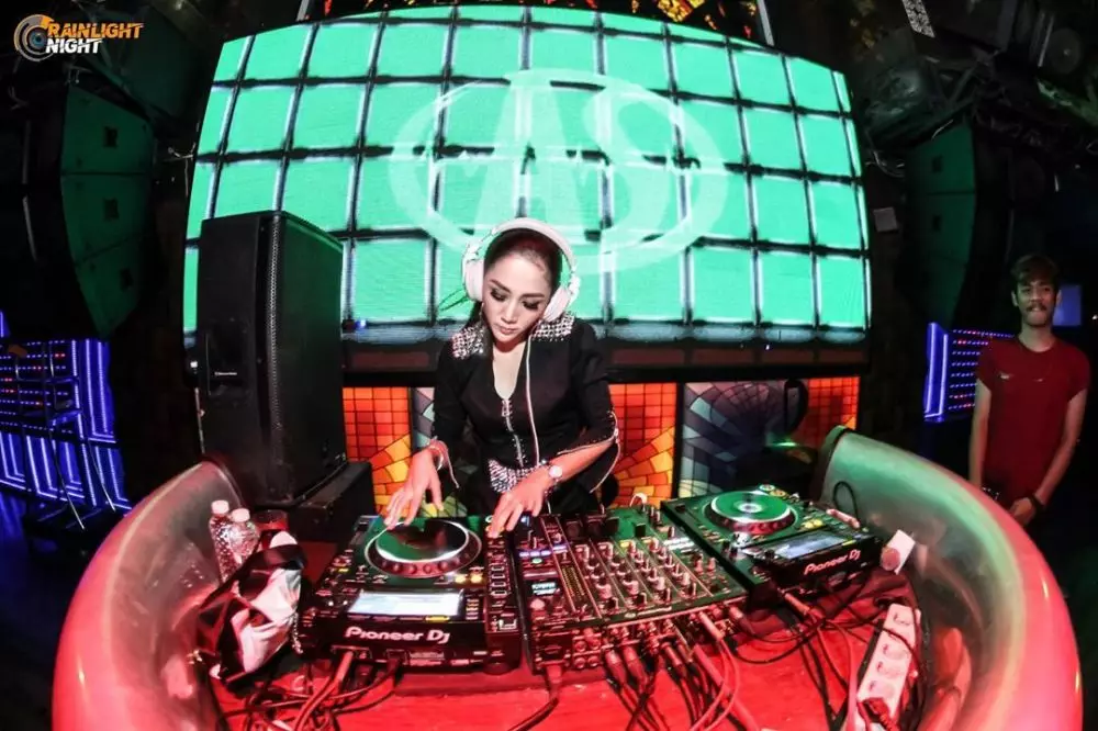 gaya Aida Saskia saat nge-DJ © 2019 instagram.com