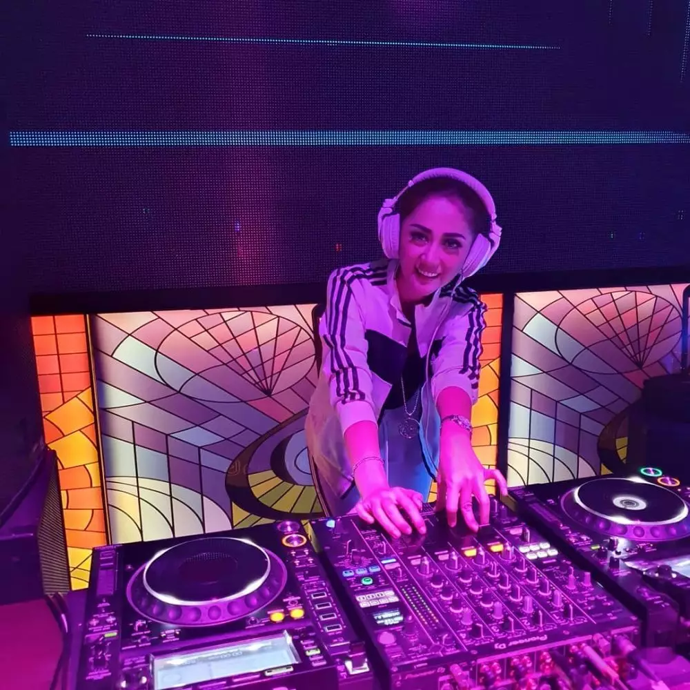 gaya Aida Saskia saat nge-DJ © 2019 instagram.com