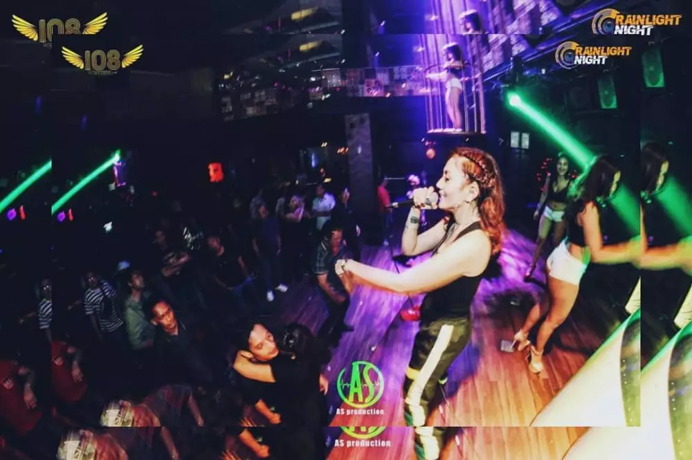 gaya Aida Saskia saat nge-DJ © 2019 instagram.com