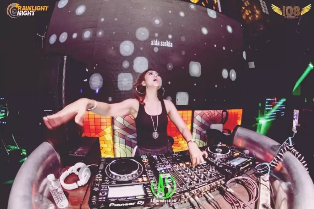 gaya Aida Saskia saat nge-DJ © 2019 instagram.com