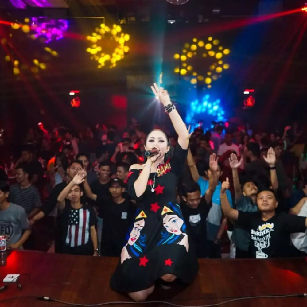 gaya Aida Saskia saat nge-DJ © 2019 instagram.com