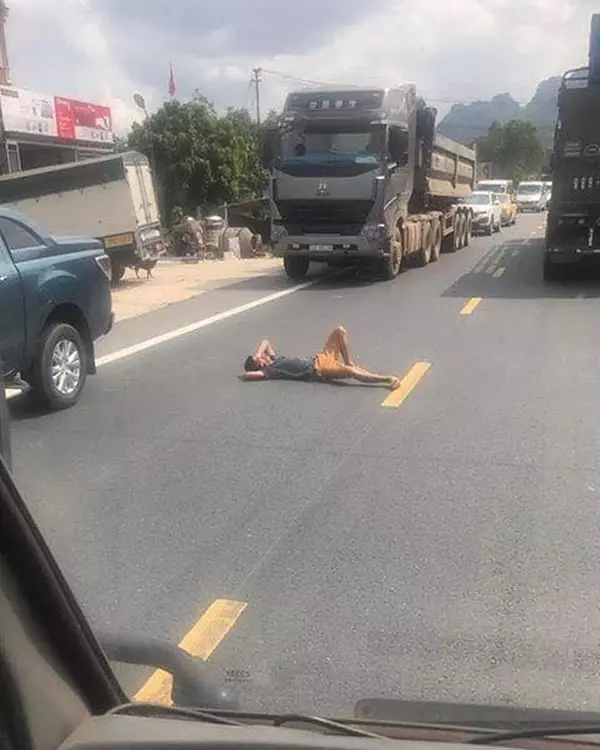 bapak terlalu santai di jalan © 2019 instagram.com