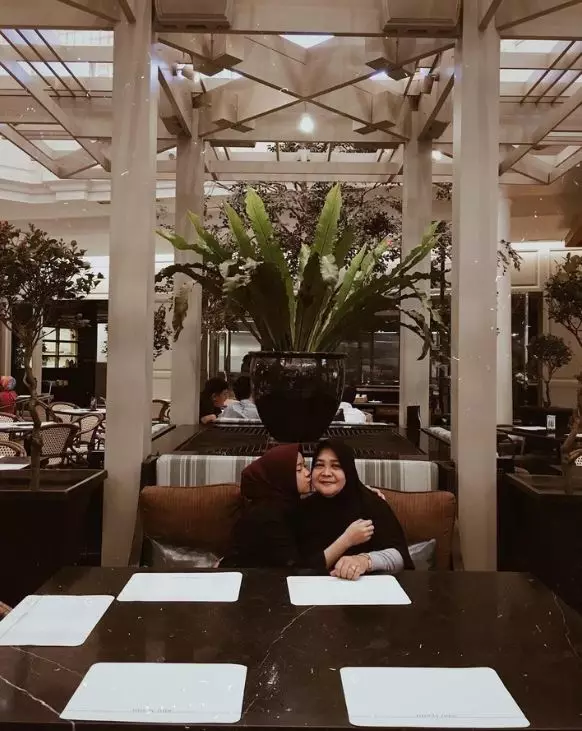 Potret kedekatan Nissa Sabyan dan ibunya Instagram 