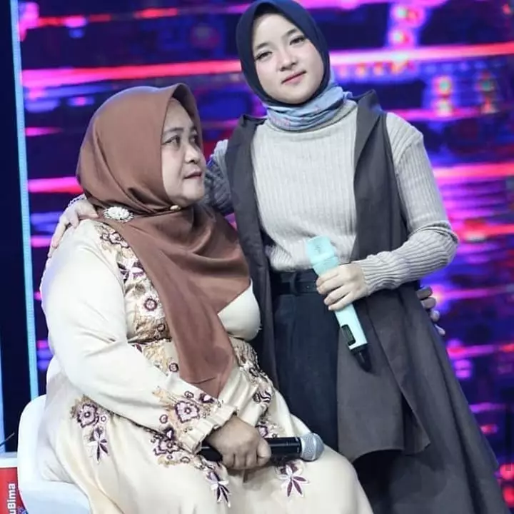 Potret kedekatan Nissa Sabyan dan ibunya Instagram 
