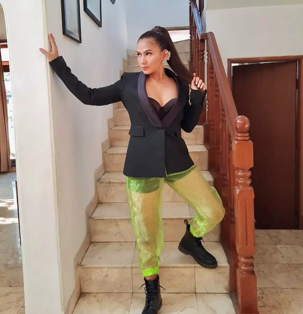 8 Potret penampakan rumah Nova Eliza, simpel & penuh lukisan @novaelizastory