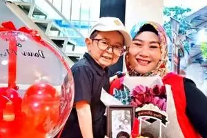 8 Momen ulang tahun pernikahan Daus Mini dan istri, romantis