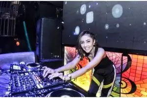 Aksi 6 pedangdut saat jadi DJ ini bikin susah kedip