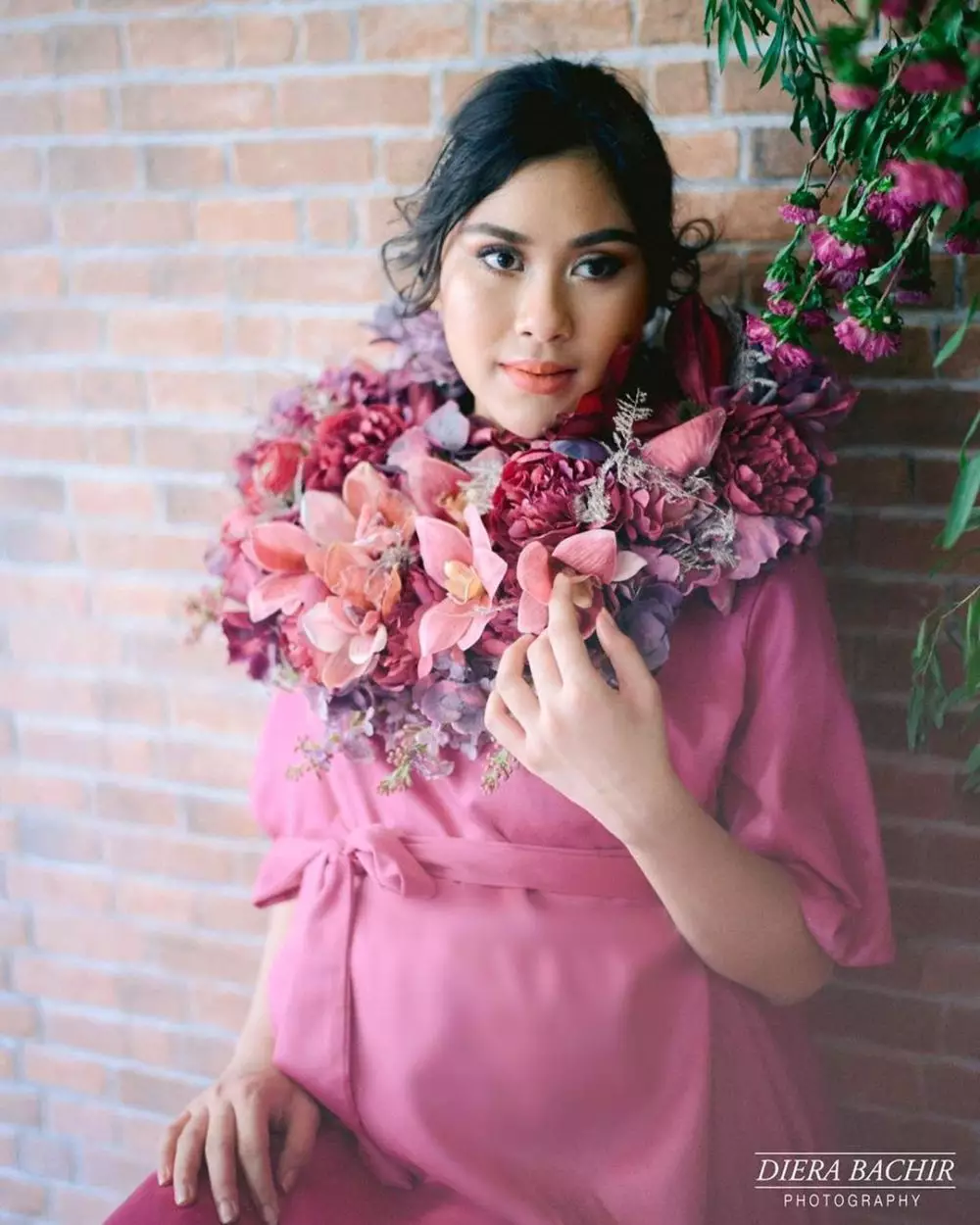 Potret maternity Syahnaz bertema taman bunga Instagram  Potret maternity Syahnaz bertema taman bunga Instagram
