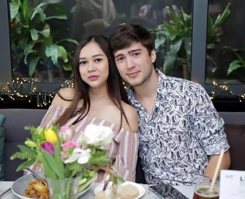 5 Kisah asmara Aura Kasih dengan Eryck Amaral, bantah cerai © 2019 brilio.net