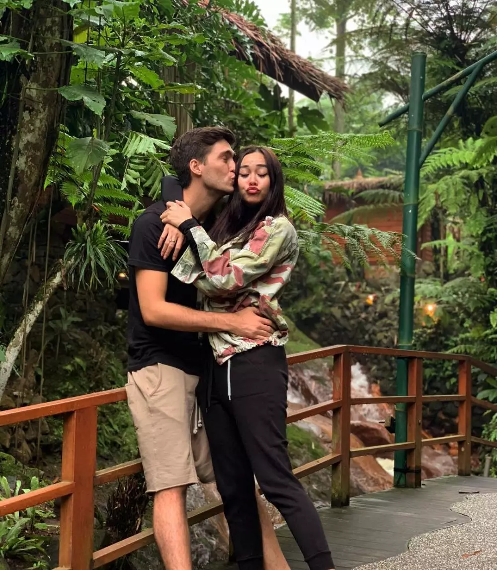 5 Kisah asmara Aura Kasih dengan Eryck Amaral, bantah cerai © 2019 brilio.net