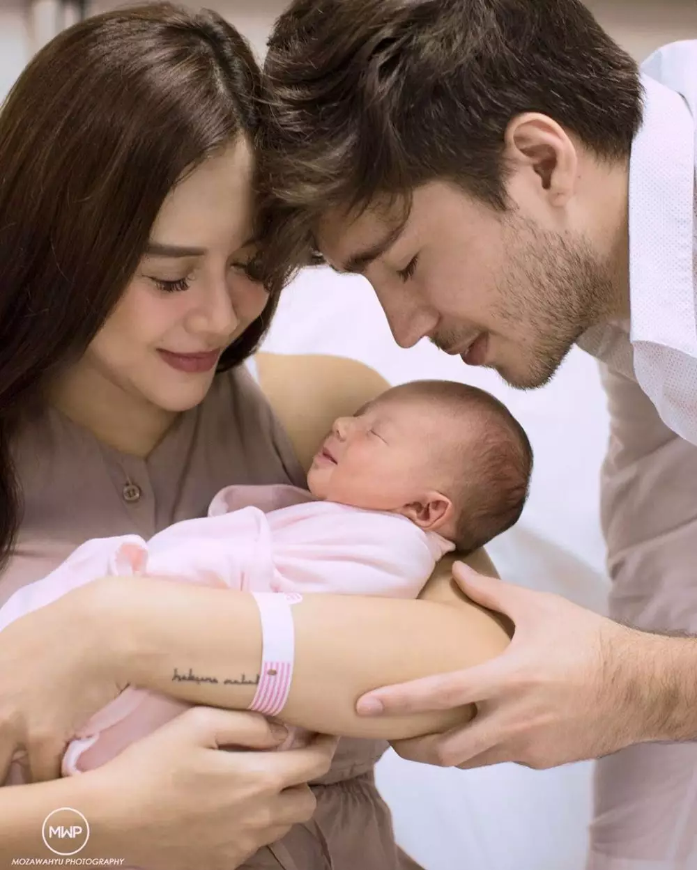 5 Kisah asmara Aura Kasih dengan Eryck Amaral, bantah cerai © 2019 brilio.net