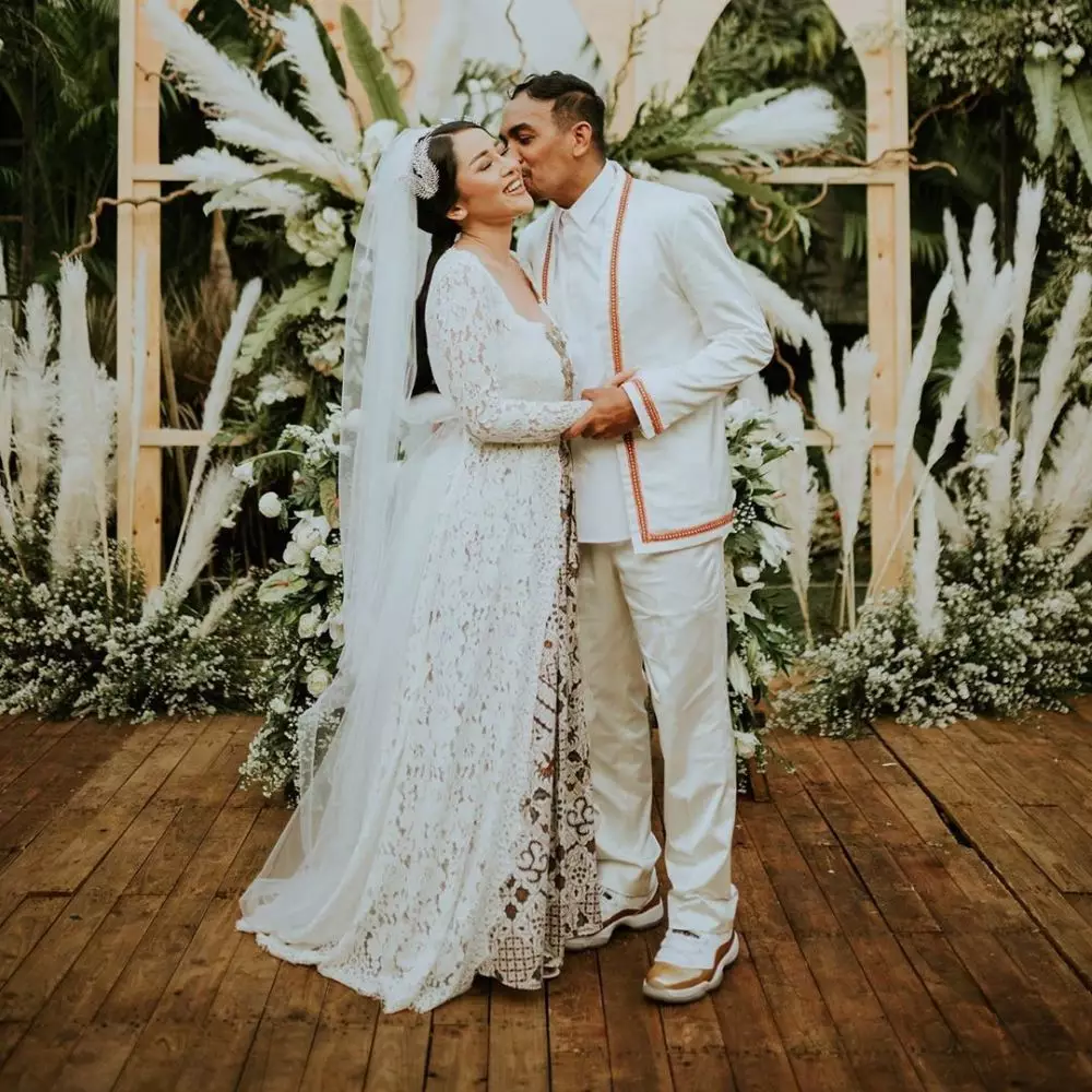 gaun pernikahan seleb outdoor  Instagram 