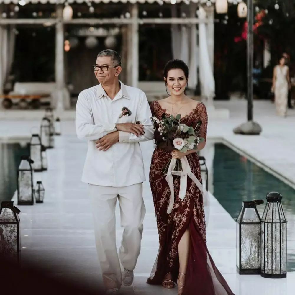 gaun pernikahan seleb outdoor  Instagram 