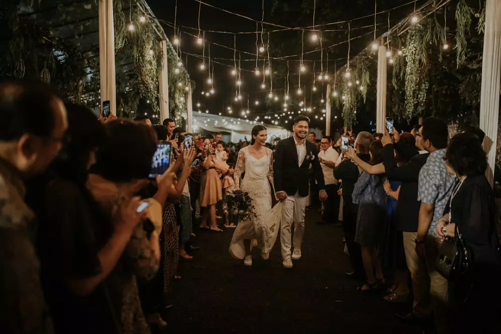 gaun pernikahan seleb outdoor  Instagram 