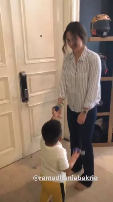 Nia Ramadhani nggak bisa buka kamar, ini aksi lucu sang anak Instagram 