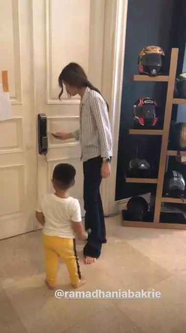Nia Ramadhani nggak bisa buka kamar, ini aksi lucu sang anak Instagram 