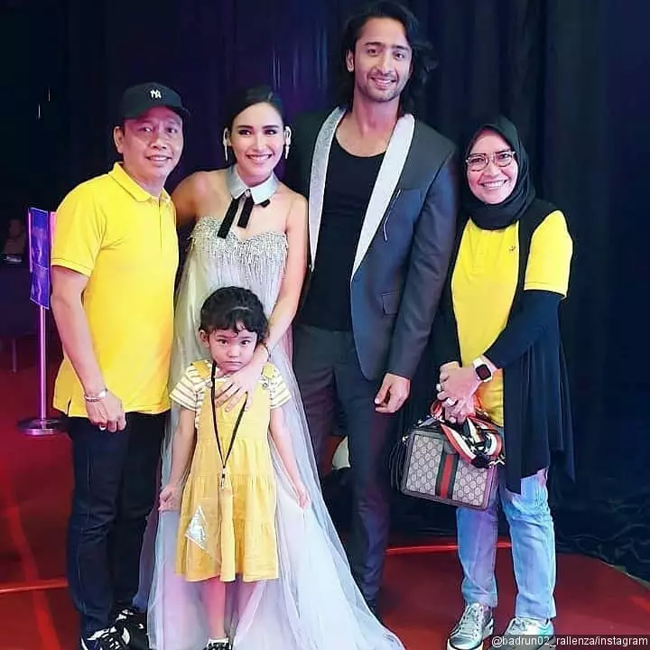Momen Shaheer Sheikh bareng keluarga Ayu Ting Ting Instagram