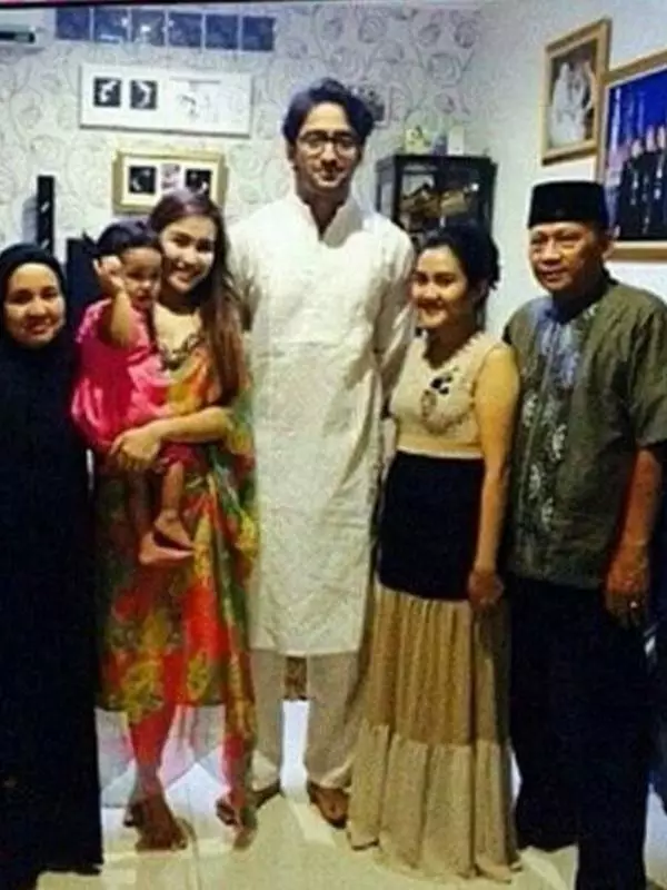 Momen Shaheer Sheikh bareng keluarga Ayu Ting Ting Instagram