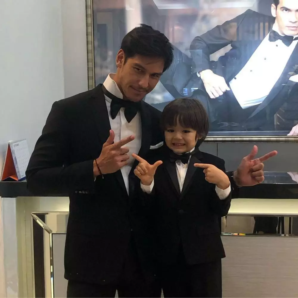 Potret balita anak seleb pakai jas Instagram Potret balita anak seleb pakai jas Instagram