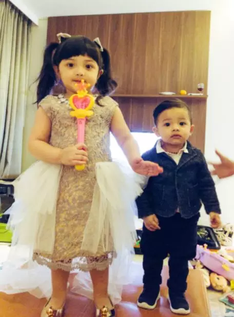 Potret balita anak seleb pakai jas Instagram Potret balita anak seleb pakai jas Instagram