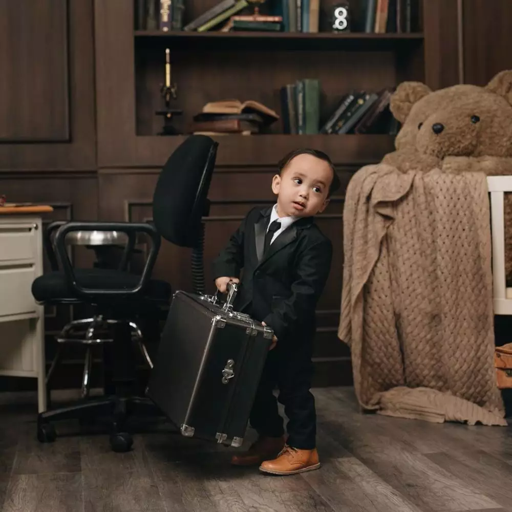 Potret balita anak seleb pakai jas Instagram Potret balita anak seleb pakai jas Instagram