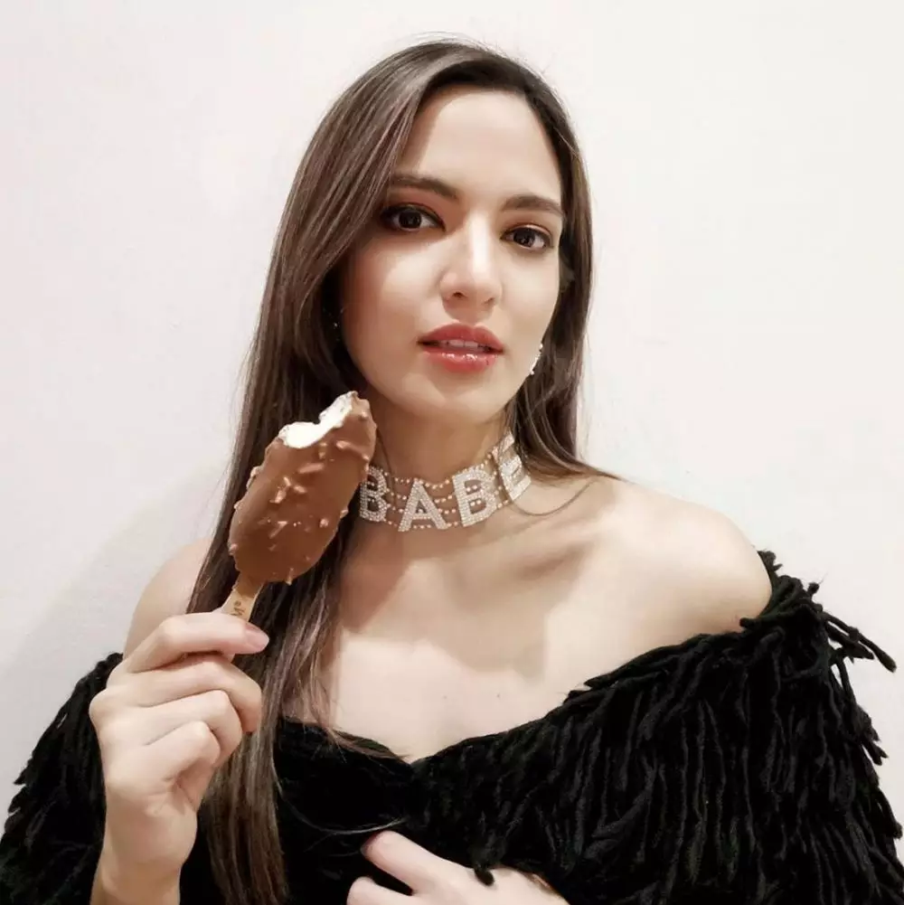 Potret Nia Ramadhani pakai kalung berdesain unik Instagram/@ramadhaniabakrie