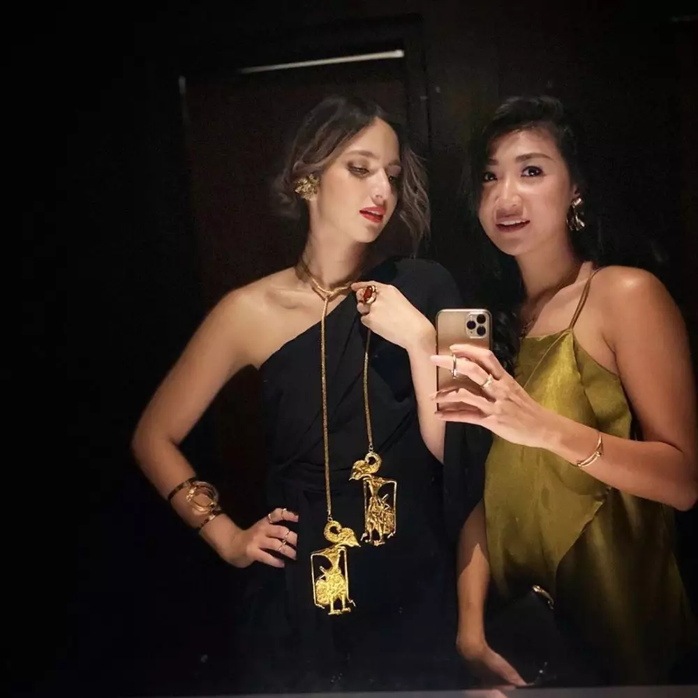 Potret Nia Ramadhani pakai kalung berdesain unik Instagram/@ramadhaniabakrie