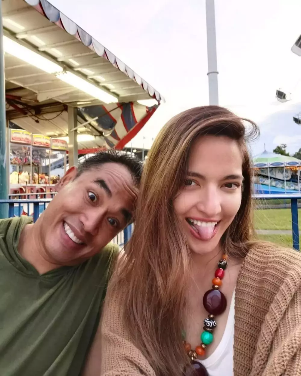 Potret Nia Ramadhani pakai kalung berdesain unik Instagram/@ramadhaniabakrie