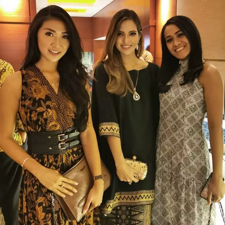 Potret Nia Ramadhani pakai kalung berdesain unik Instagram/@ramadhaniabakrie