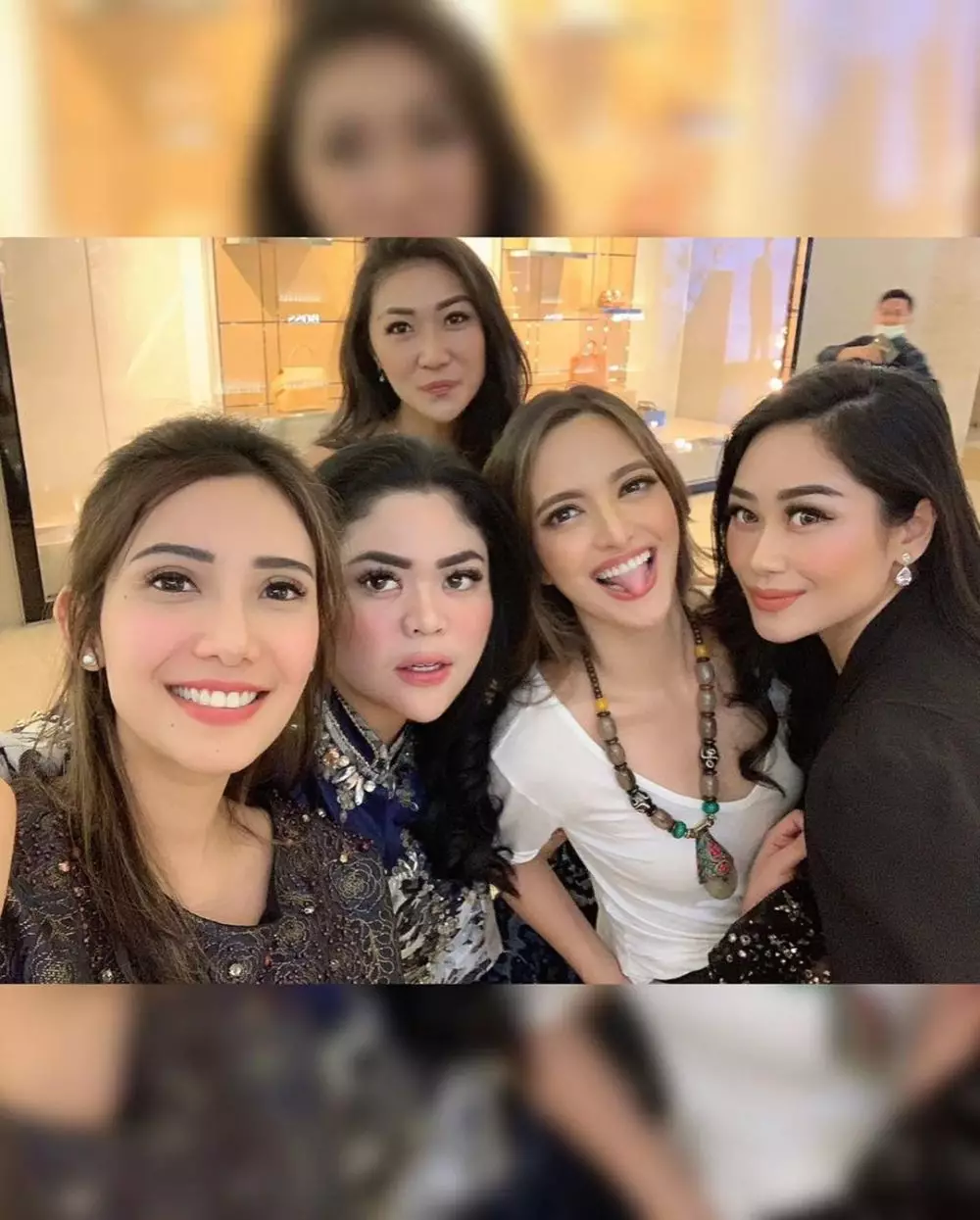 Potret Nia Ramadhani pakai kalung berdesain unik Instagram/@ramadhaniabakrie