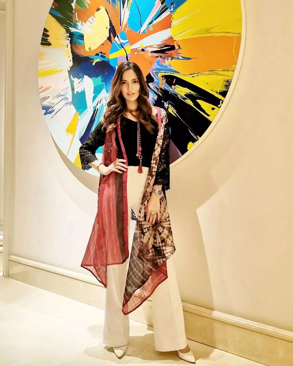 Potret Nia Ramadhani pakai kalung berdesain unik Instagram/@ramadhaniabakrie