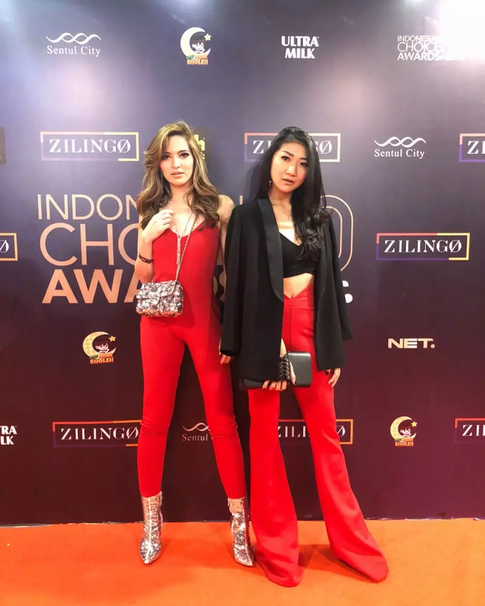 Potret Nia Ramadhani pakai kalung berdesain unik Instagram/@ramadhaniabakrie