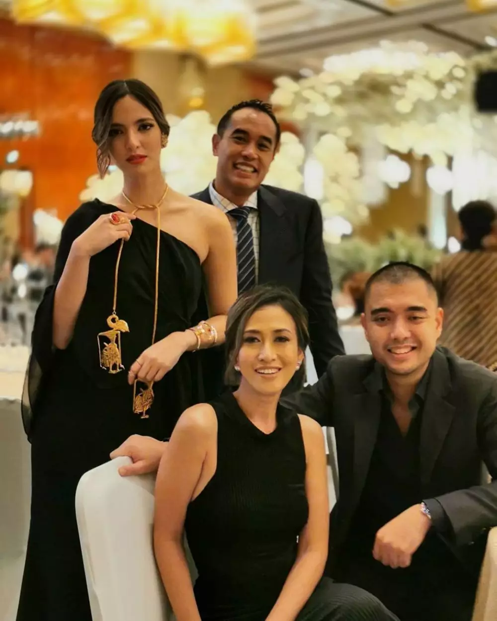 Potret Nia Ramadhani pakai kalung berdesain unik Instagram/@ramadhaniabakrie