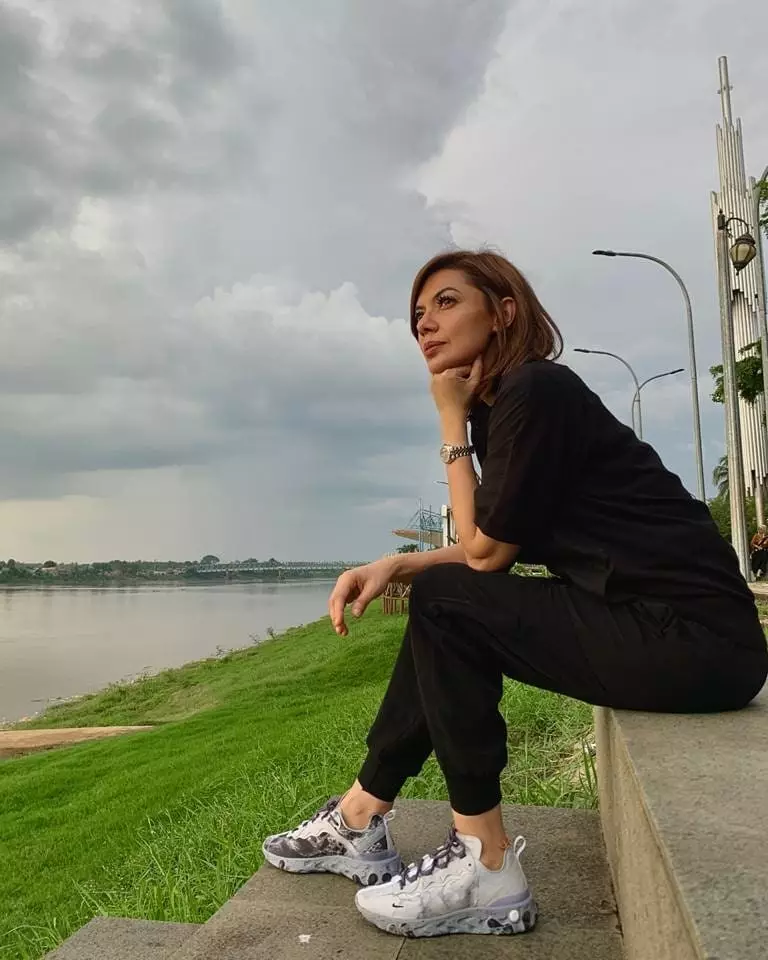 Inspirasi gaya kasual pakai sneaker Instagram/@najwashihab