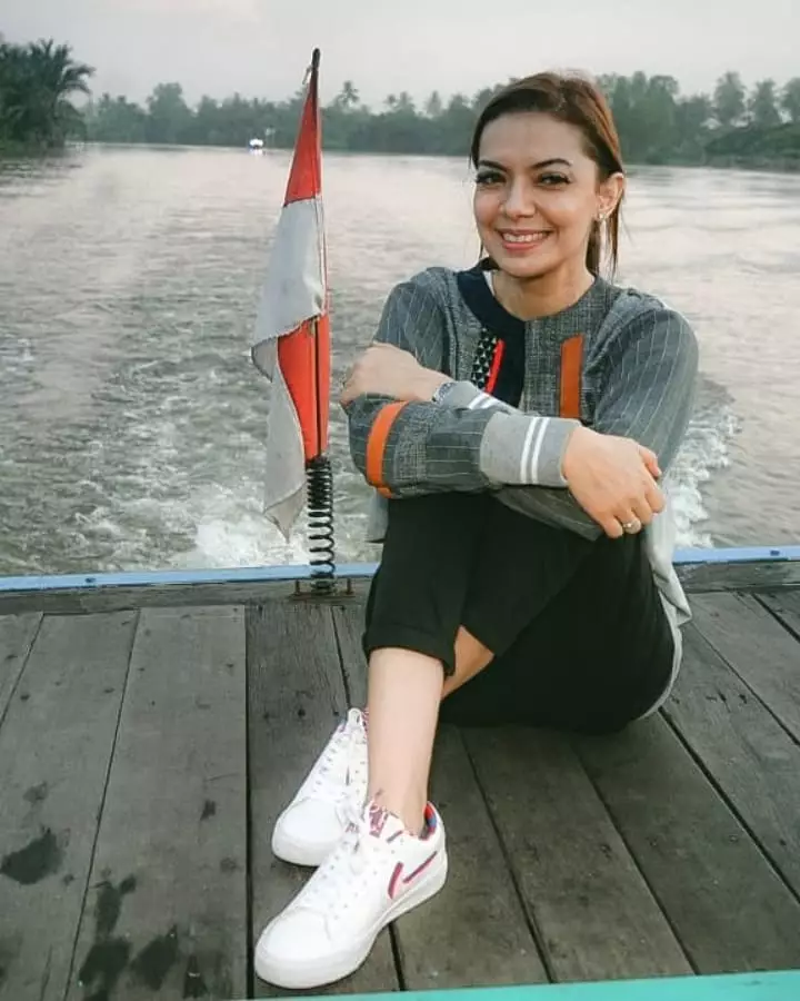 Inspirasi gaya kasual pakai sneaker Instagram/@najwashihab