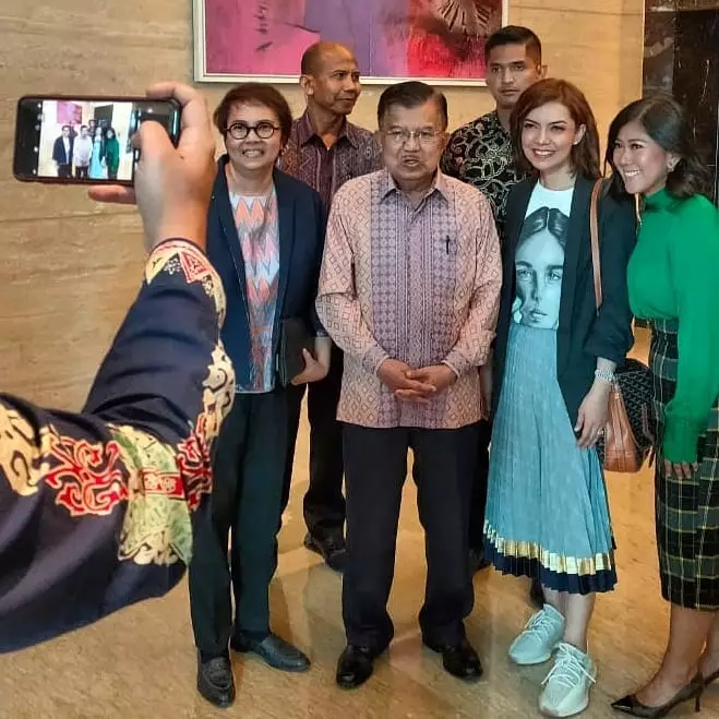 Inspirasi gaya kasual pakai sneaker Instagram/@najwashihab