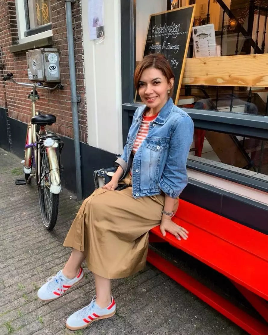 Inspirasi gaya kasual pakai sneaker Instagram/@najwashihab