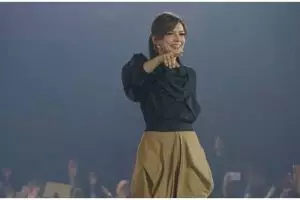 8 Inspirasi gaya kasual pakai sneakers ala Najwa Shihab