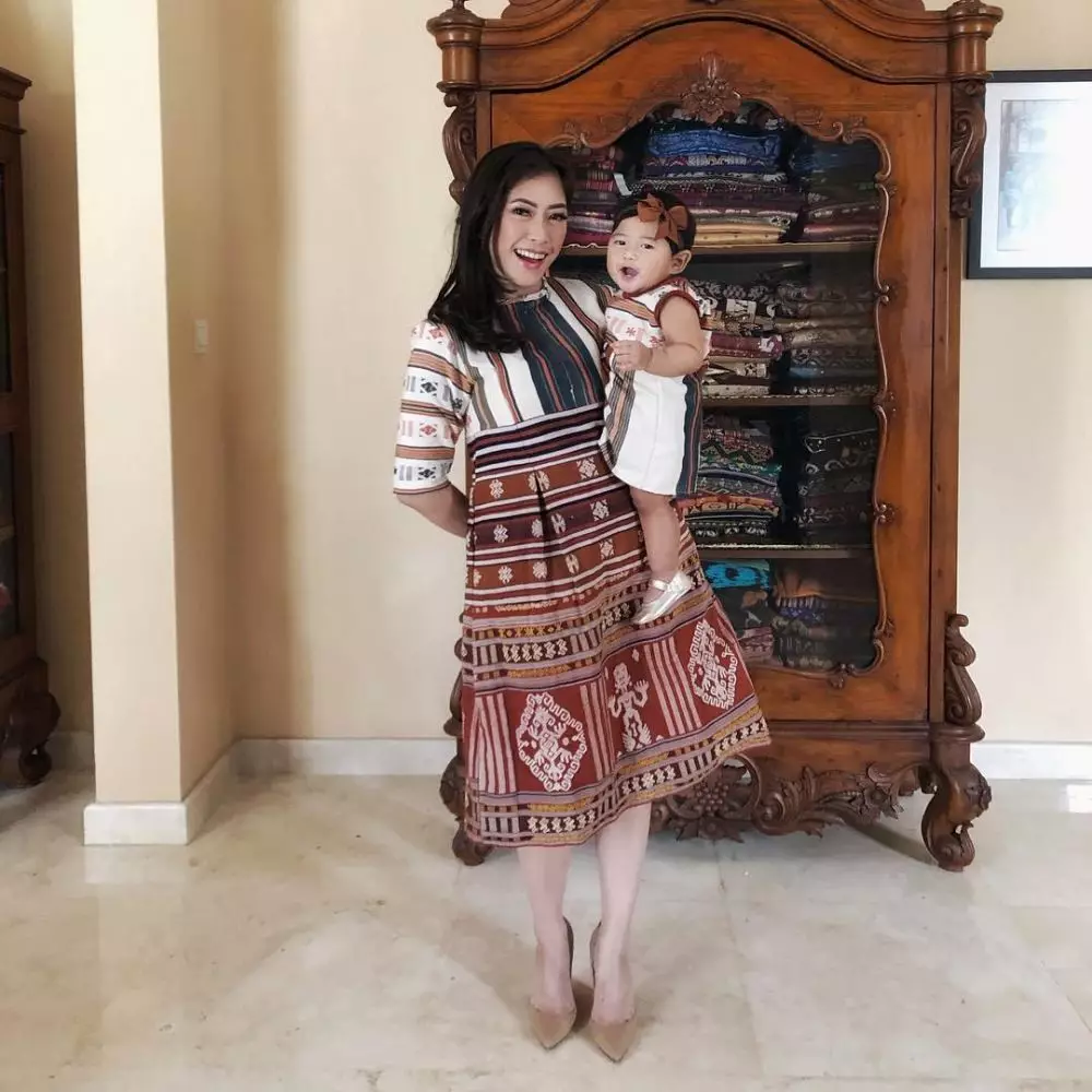 9 Inspirasi baju kembaran Aliya Rajasa & baby Gaia, simpel stylish © 2019 brilio.net