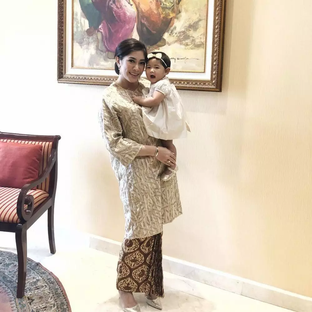 9 Inspirasi baju kembaran Aliya Rajasa & baby Gaia, simpel stylish © 2019 brilio.net