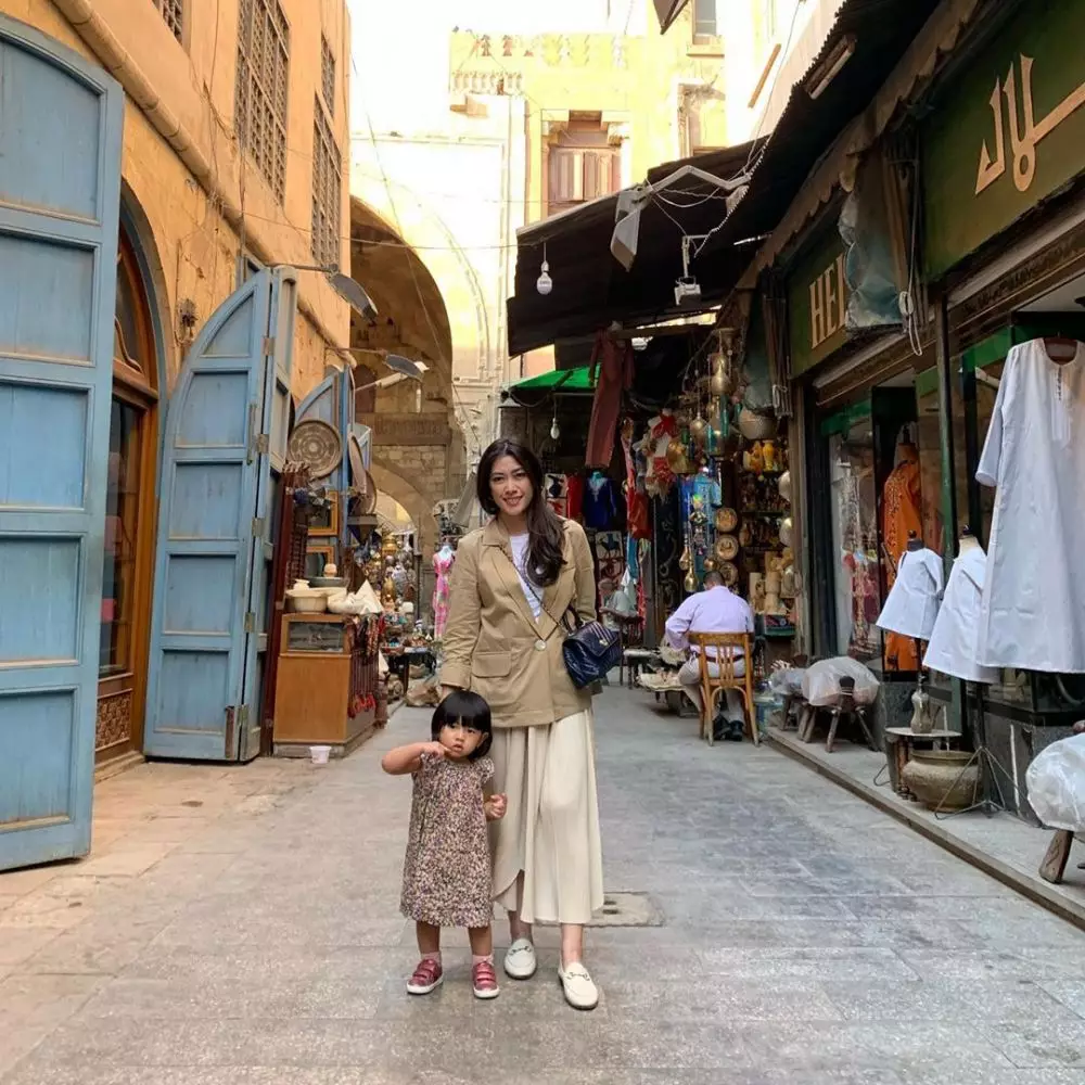 9 Inspirasi baju kembaran Aliya Rajasa & baby Gaia, simpel stylish © 2019 brilio.net