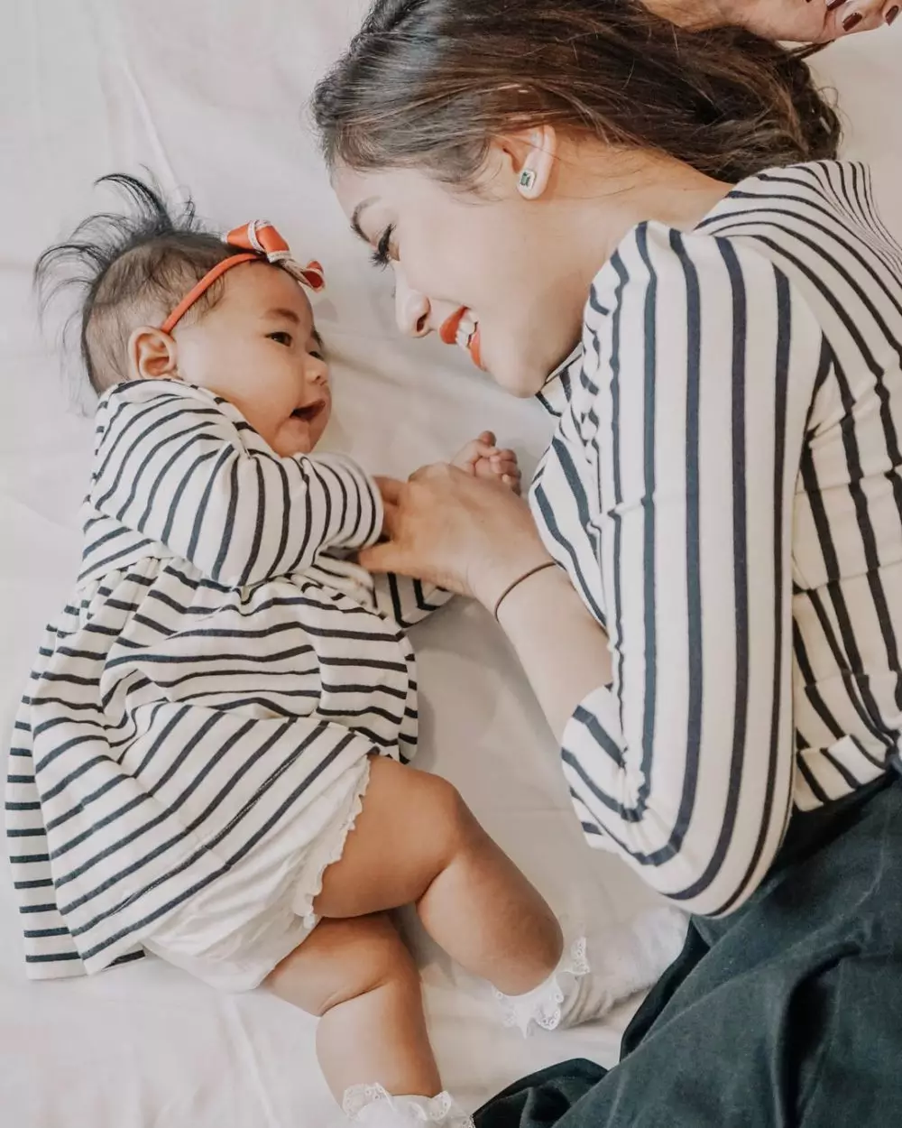 9 Inspirasi baju kembaran Aliya Rajasa & baby Gaia, simpel stylish © 2019 brilio.net