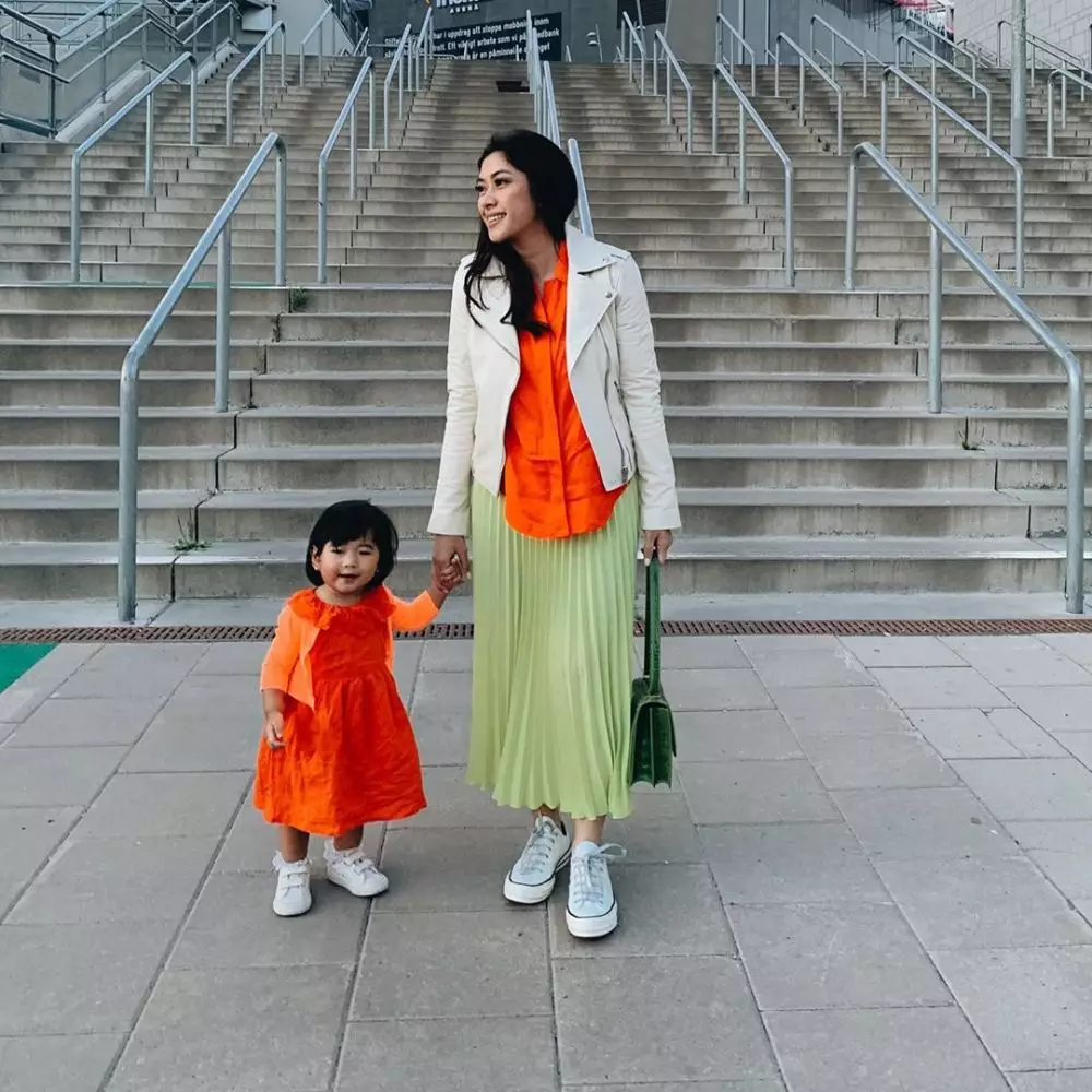 9 Inspirasi baju kembaran Aliya Rajasa & baby Gaia, simpel stylish © 2019 brilio.net