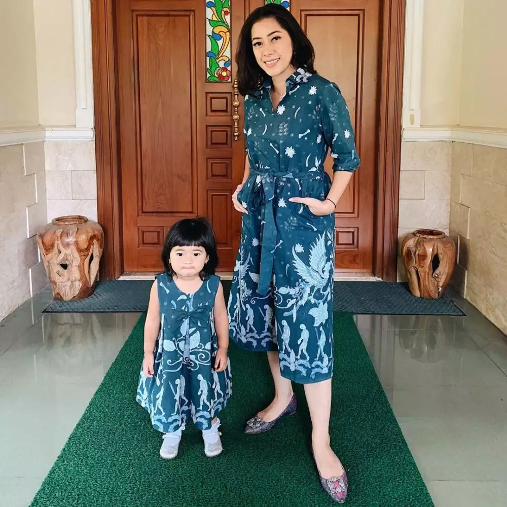 9 Inspirasi baju kembaran Aliya Rajasa & baby Gaia, simpel stylish © 2019 brilio.net